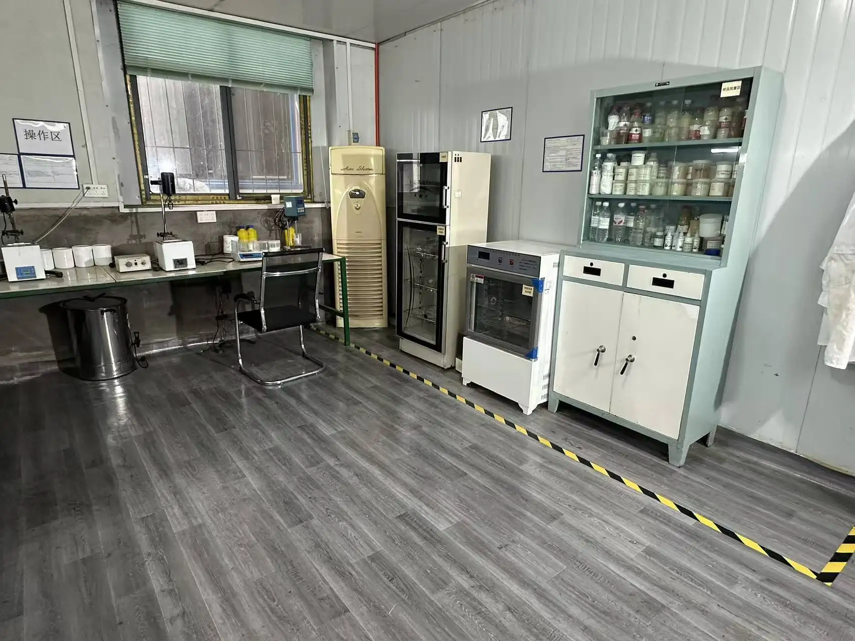 XYDELI laboratory equipment and sample area